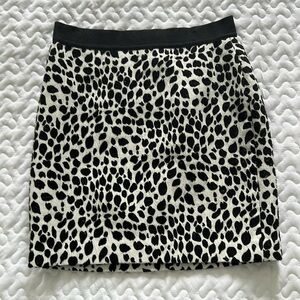 Ann Taylor Fully Lined Black and White print skirt.  Size 6 Petite.
